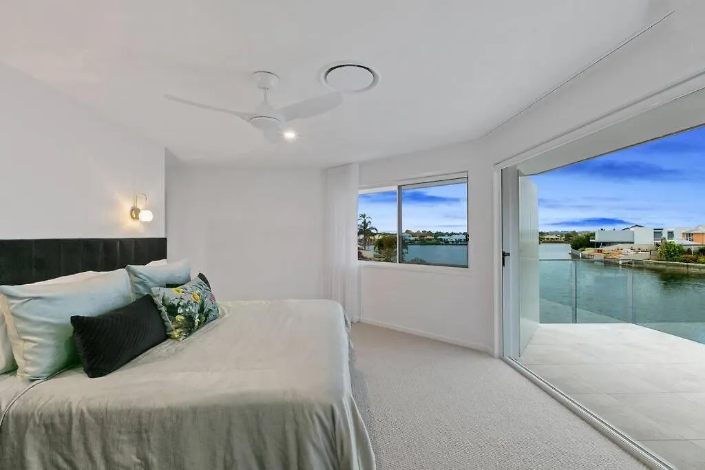 Pelican Waters Luxury Waterfront, Hot Spa, Resort Style Pool & Firepit Pelican Waters