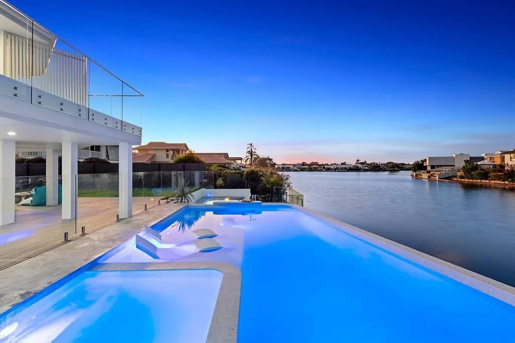 Pelican Waters Luxury Waterfront, Hot Spa, Resort Style Pool & Firepit