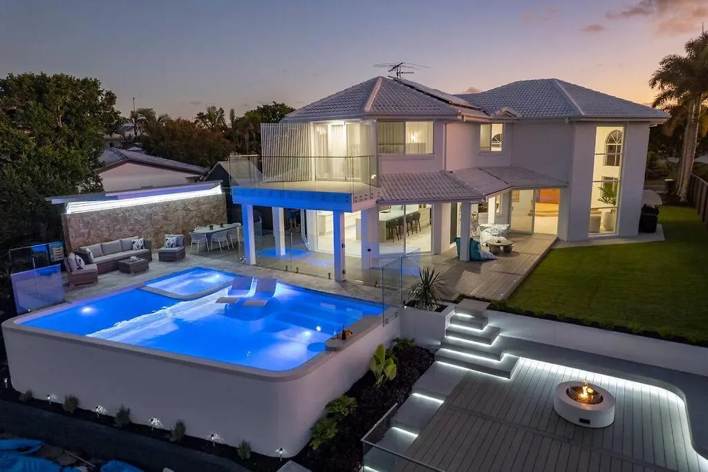 Pelican Waters Luxury Waterfront, Hot Spa, Resort Style Pool & Firepit بيت للعطل